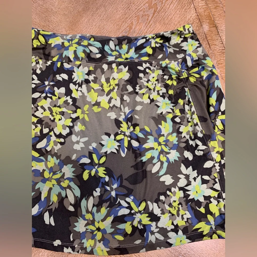 REI Flair Skirt  Gray Floral XL Waist 36” Length 21” Zip Pocket - Picture 3 of 5